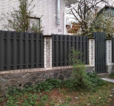 Паркан і хвіртка, євроштахетник з двостороннім заповненням RAL7024 Паркан і хвіртка, євроштахетник з двостороннім заповненням RAL7024