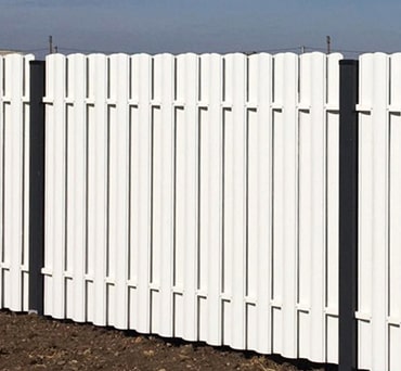 Паркан з білого штахетника RAL-9003 в англійському стилі Паркан з білого штахетника RAL-9003 в англійському стилі